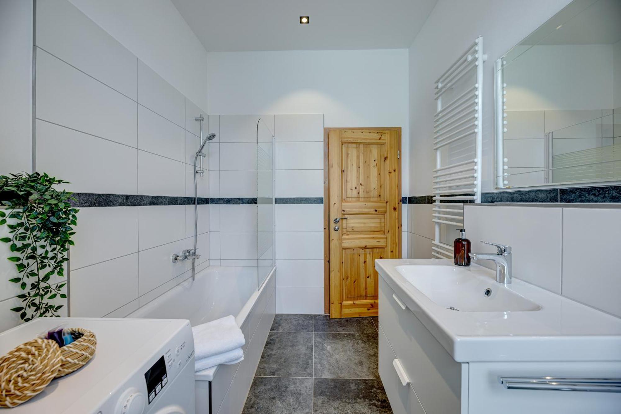 Kaza Guesthouse, Centrally Located 2 & 3 Bedroom Apartments In Аугсбург Экстерьер фото